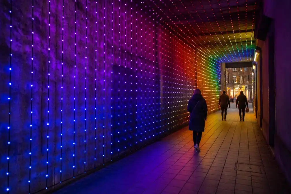 Aarschot maakt van donker steegje een lichtkunstwerk met 4.500 ledlichtjes