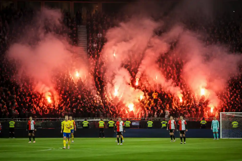 KNVB beboet Feyenoord met 7.500 euro om vuurwerk bij Cambuur en legt voorwaardelijke straf op