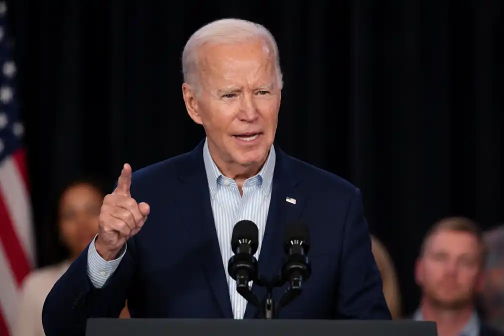 Biden haalt fel uit naar Trump en noemt hem 'incompetente, corrupte loser'