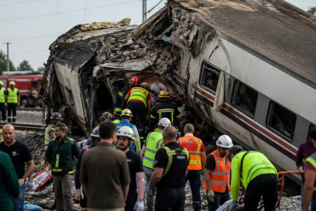 Minstens 68 doden na treinbotsing tussen twee treinen in Urda