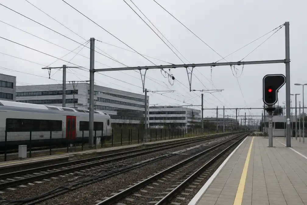 Treinverkeer tussen Brussel en Leuven verstoord door schade aan bovenleiding in Zaventem