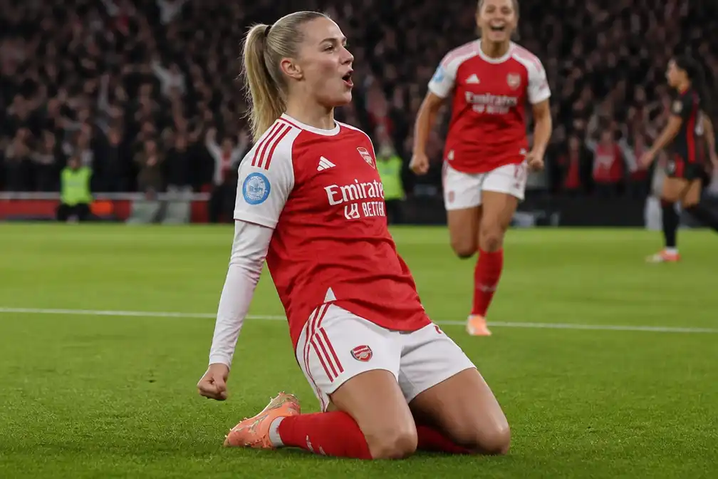 Russo schrijft geschiedenis met hattrick bij 3-0 zege Arsenal op Benfica