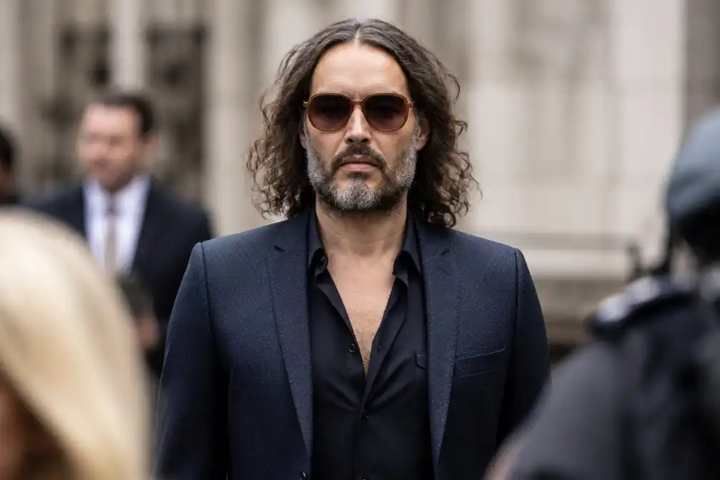 Russell Brand ontkent verkrachting en aanranding na vier uur getuigen in Londen