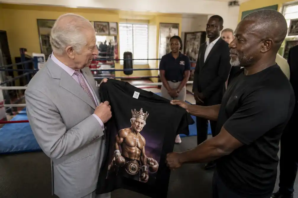 Koning Charles krijgt T-shirt met zichzelf als bokskampioen bij bezoek aan Bahama's