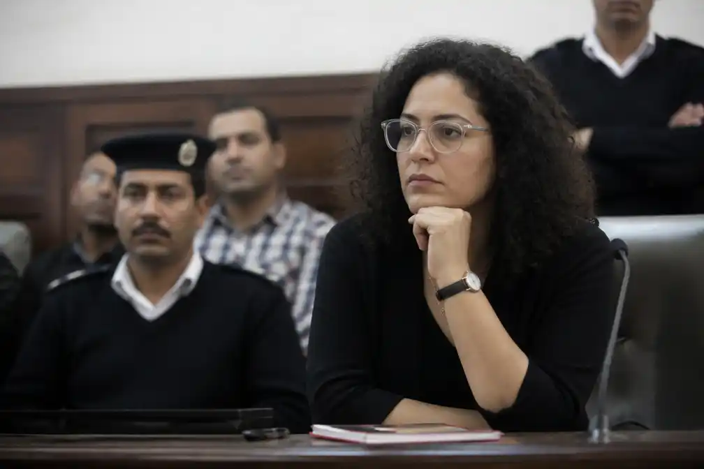 Egyptische rechter beveelt sluiting Mada Masr en boete van 48.000 euro voor Lina Attalah