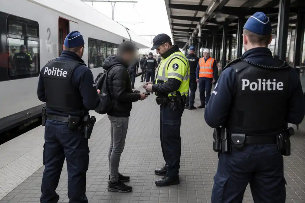 Politie controleert alle reizigers op stations van Tienen en Landen