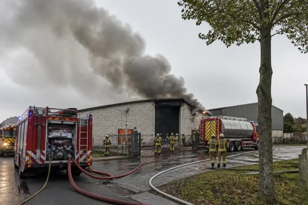 Zware brand in loods in Koekelare: rookpluim kilometers ver zichtbaar