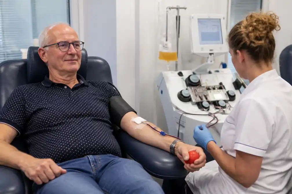Kees (72) maakt 500ste bloeddonatie in bijna vijftig jaar, redde ooit pasgeboren baby