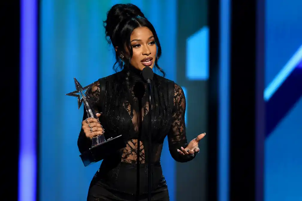 Teyana Taylor wint drie BET Awards, roept op tot steun onder artiesten