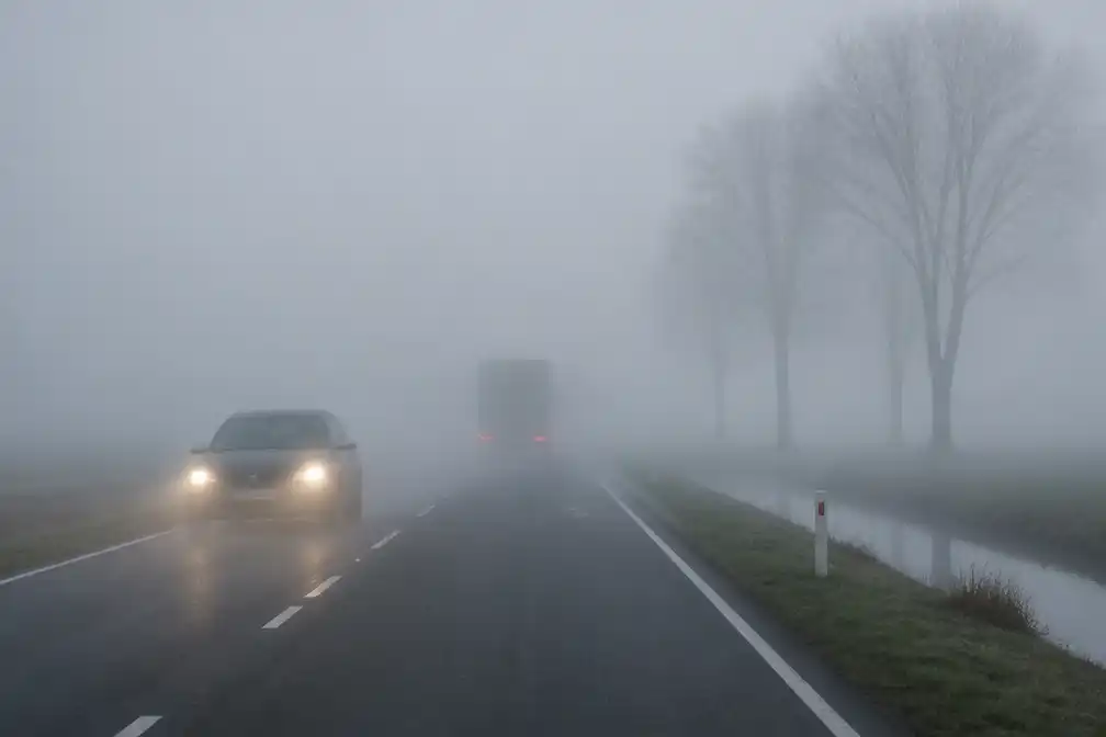 KNMI waarschuwt met code geel voor dichte mist in Noord-Nederland