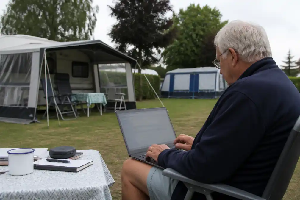 Camping sleept 76-jarige Harry Vogels voor rechter om 400 e-mails