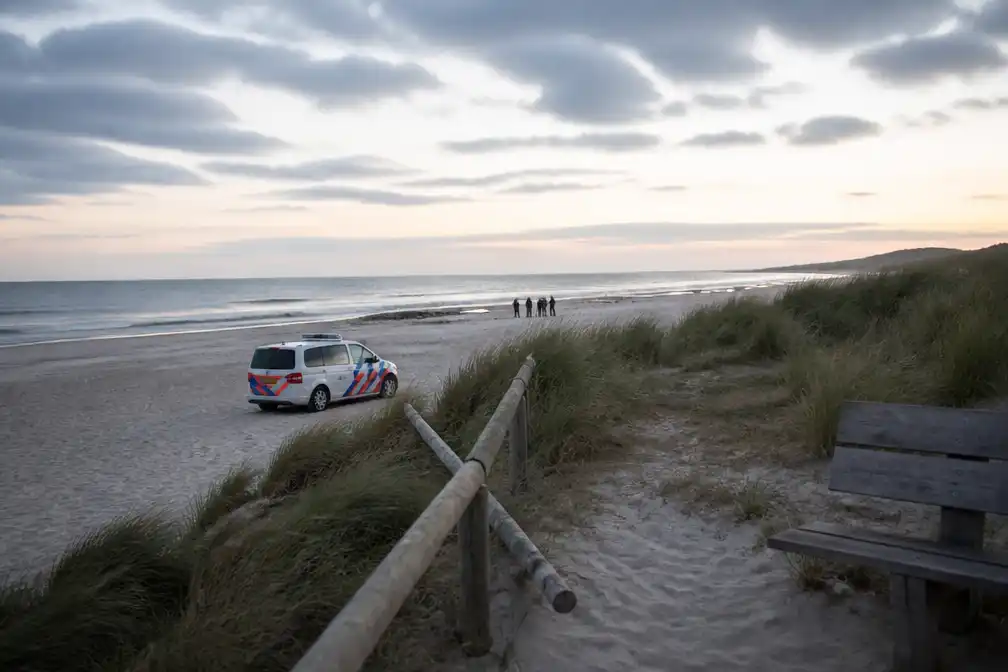 56-jarige man dood gevonden op Texels strand, politie sluit misdrijf uit