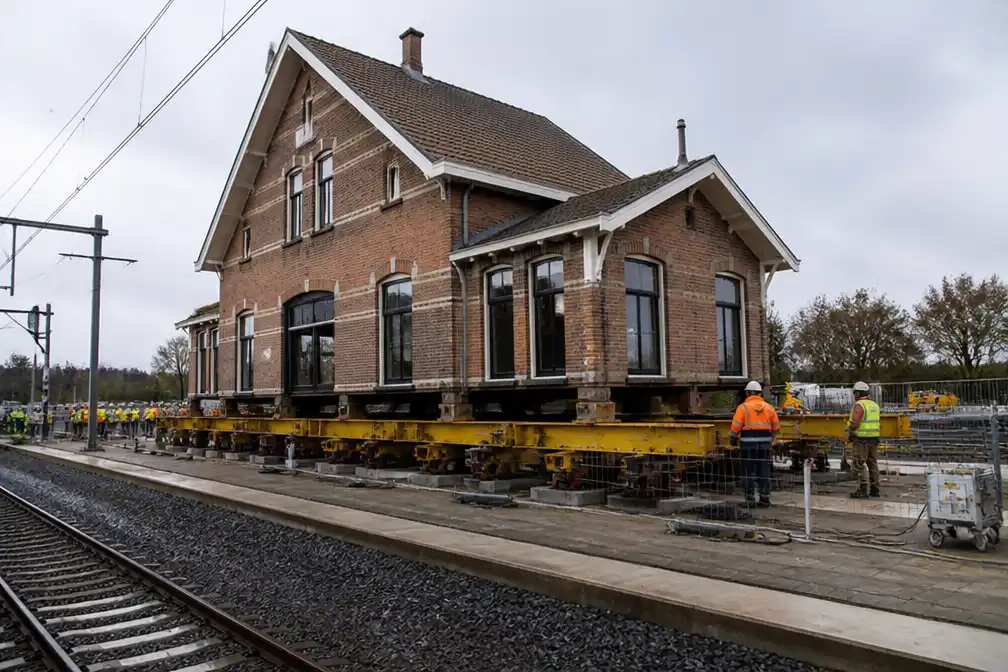Stationsgebouw Vught schuift 14 meter op voor extra sporen
