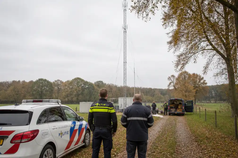 Politie en RDI ruimen illegale radiozendmast op tussen Neede en Diepenheim