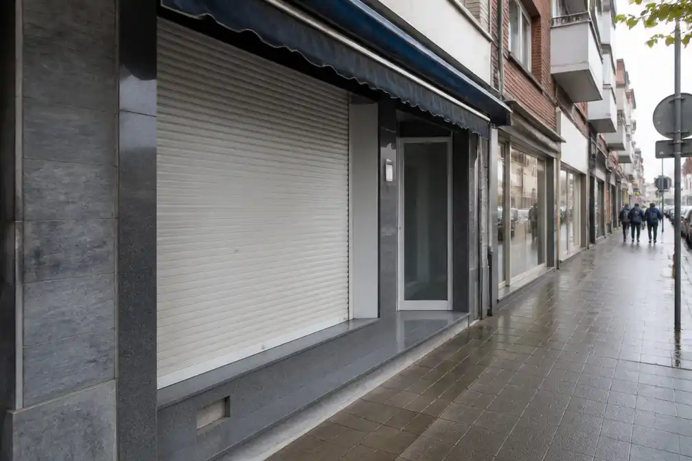 Burgemeester Van Doesburg sluit viswinkel in Abdijstraat op het Kiel voor drie maanden