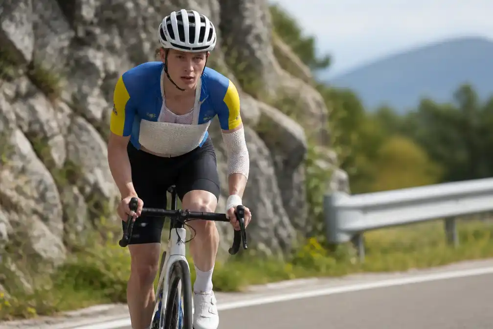 Timo Roosen na elf botbreuken weer op de fiets, mist NK en Tour