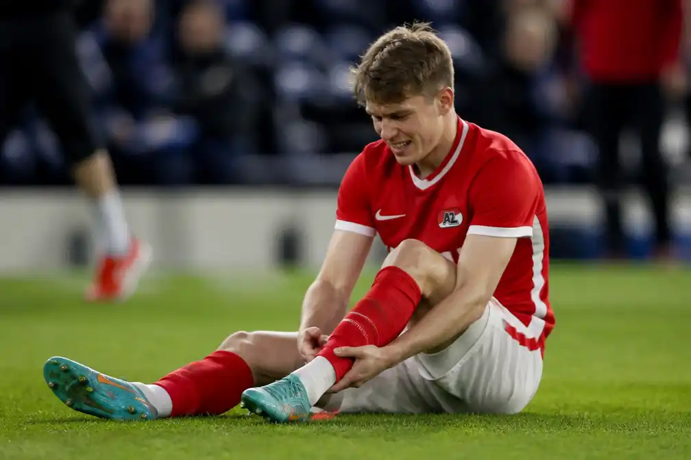AZ mist geblesseerde middenvelder Kees Smit in uitduel met Ajax