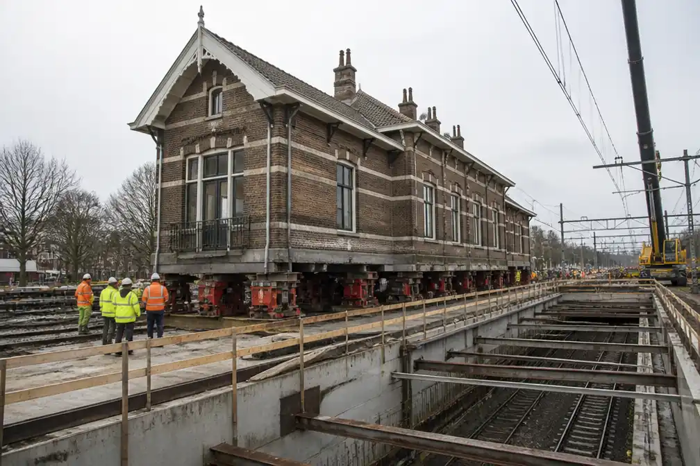 Monumentaal stationsgebouw Vught over 10 tot 13,6 meter verplaatst voor extra spoor