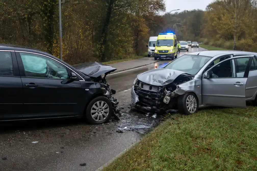 Twee mannen (55 en 41) gewond bij botsing in Sledderlo