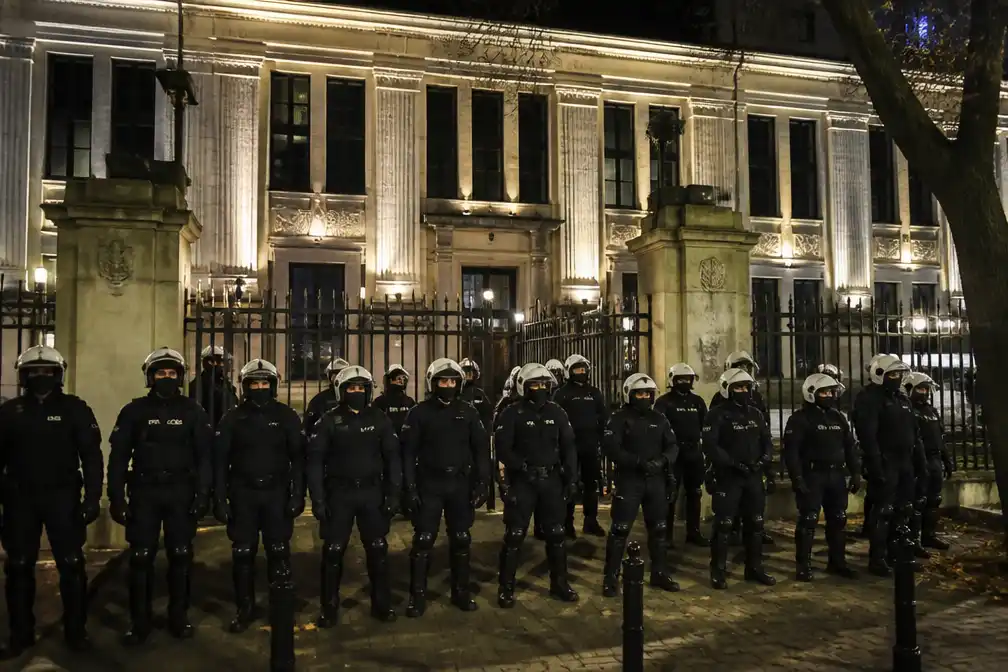 Poolse politie omsingelt Grondwettelijk Hof na schorsing van zijn voorzitter