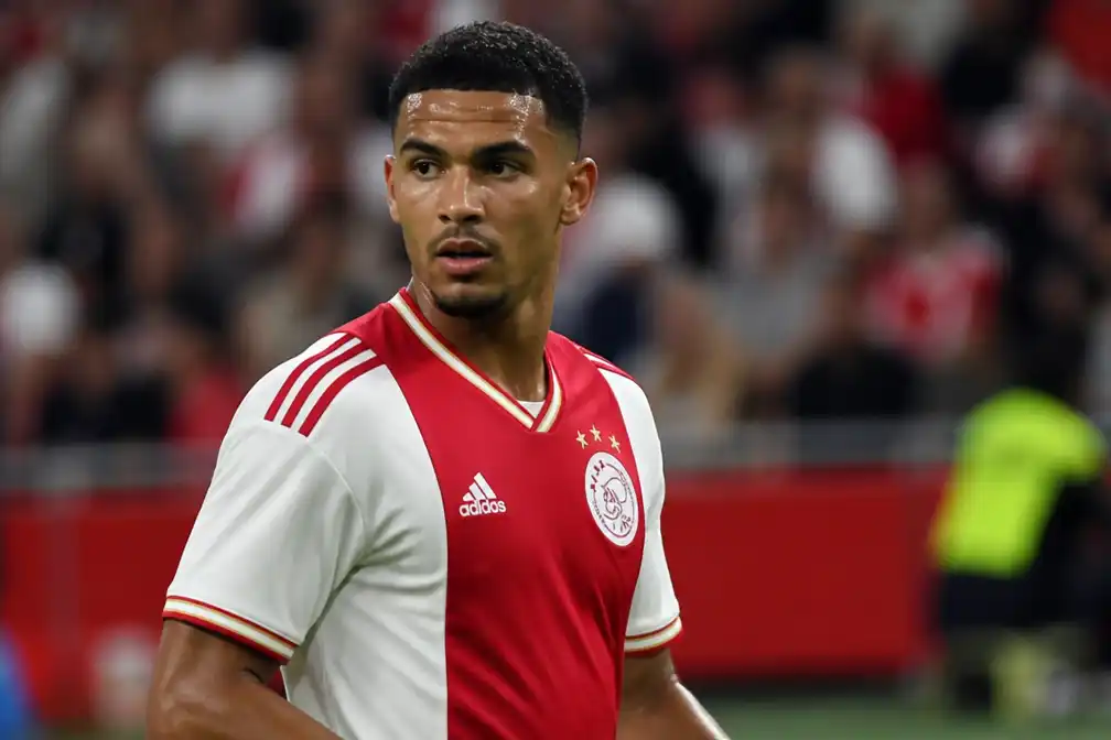 Wijndal knokt zich terug bij Ajax na mislukte breuk en ontkent salarisverhaal