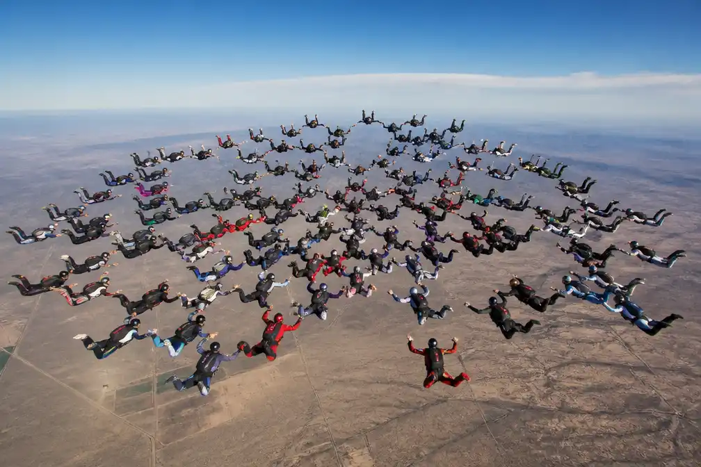 105 parachutisten, onder wie twee Belgen, vestigen wereldrecord formatiespringen in Arizona