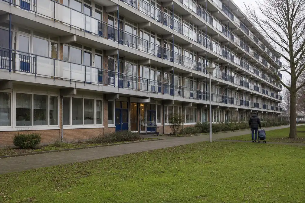 Oudere bewoners Venusflat in Groningen klagen over overlast van jongerenopvang La Hacienda