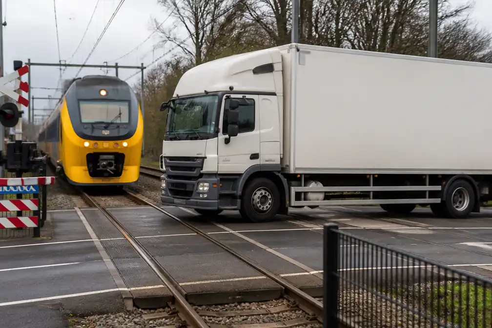 Vrachtwagen blokkeert spoorwegovergang N348 in Raalte terwijl trein nadert
