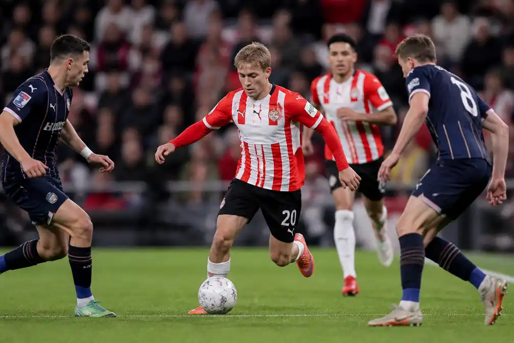 PSV verslaat hekkensluiter Willem II met 7-0 en loopt in op Feyenoord