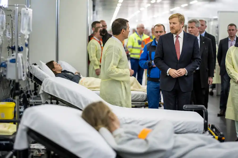 Koning Willem-Alexander krijgt rondleiding in Calamiteitenhospitaal Utrecht
