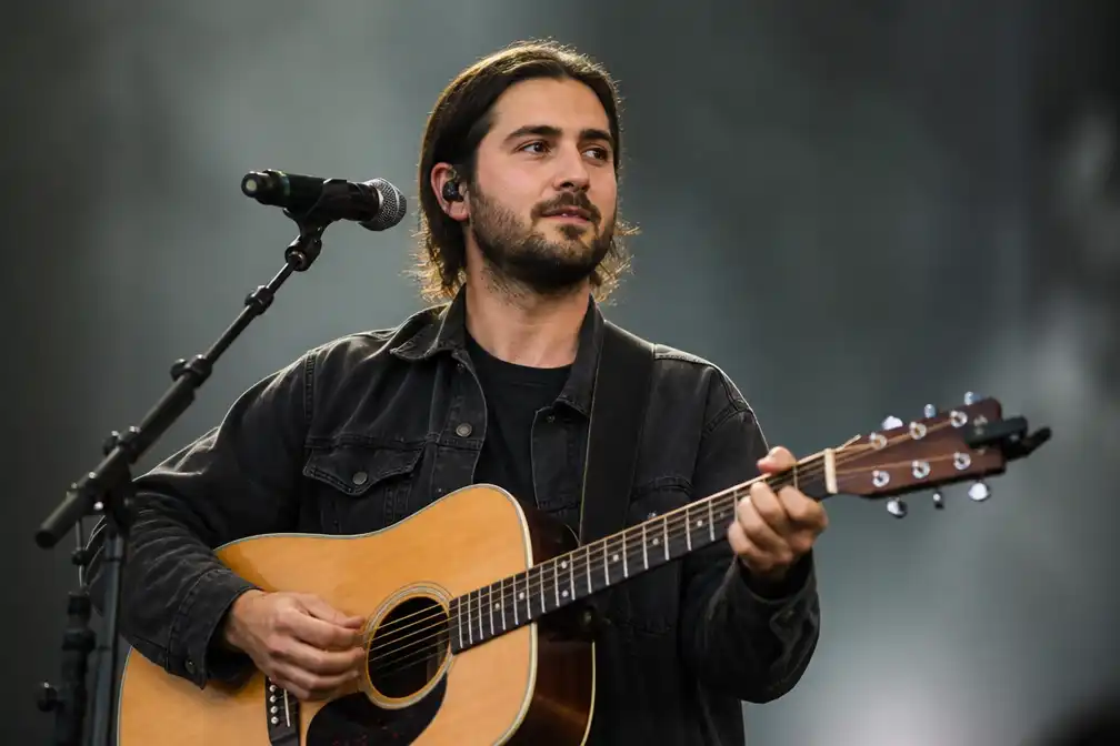 Noah Kahan roept fans op naar toilet te gaan na gênant incident