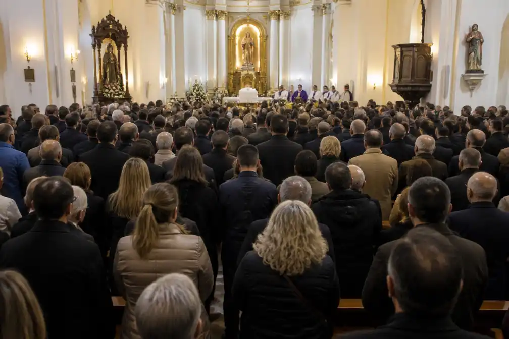 Kerk in Urda loopt vol voor herdenking van 69 slachtoffers van treinramp in Toledo