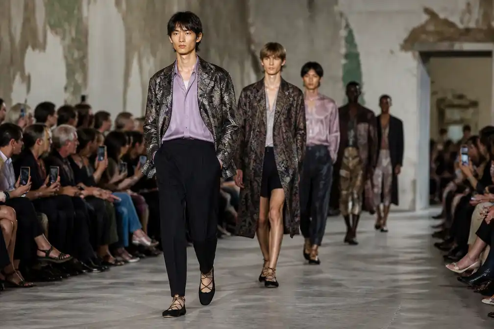 Dries Van Noten lanceert herenballerina's in gendervloeiende voorjaarscollectie