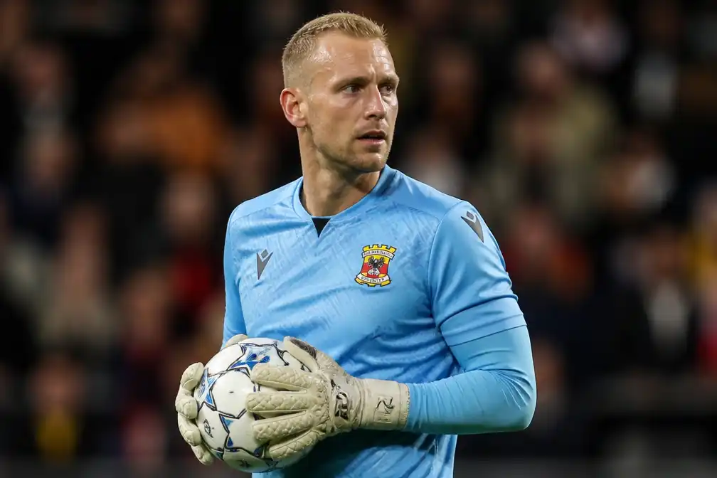 Jasper Cillessen keept bij Go Ahead Eagles tegen SC Cambuur