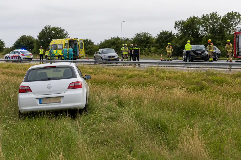 Ramptoeristen rijden door weiland om ernstig ongeluk A58 te bekijken, politie woedend
