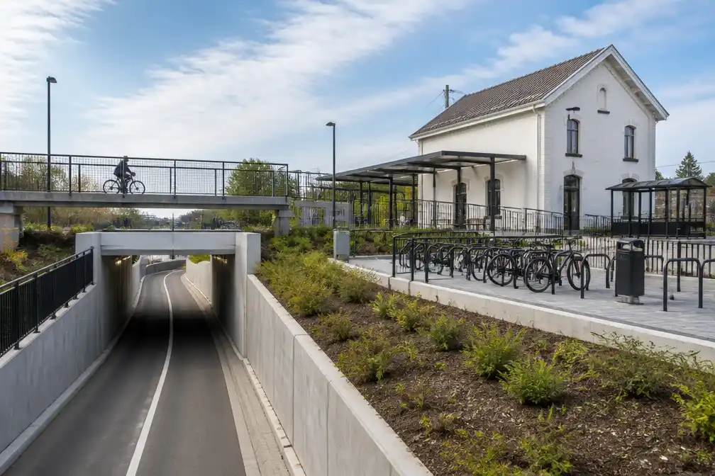Vernieuwde stationsomgeving in Wezemaal geopend met tunnel en fietsbrug