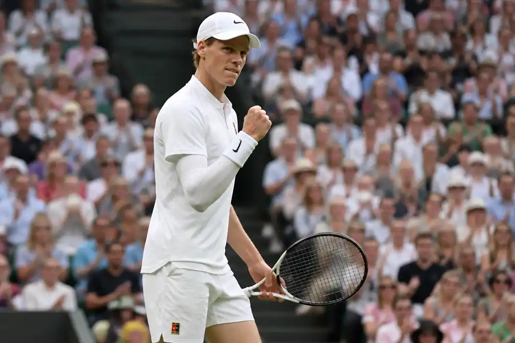 Sinner ontsnapt aan vroege Wimbledon-uitschakeling na vijfsetter tegen Kecmanovic