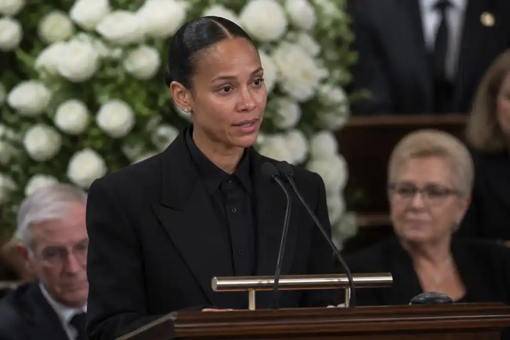 Alicia Keys eert overleden producer Clive Davis bij uitvaart met emotioneel eerbetoon