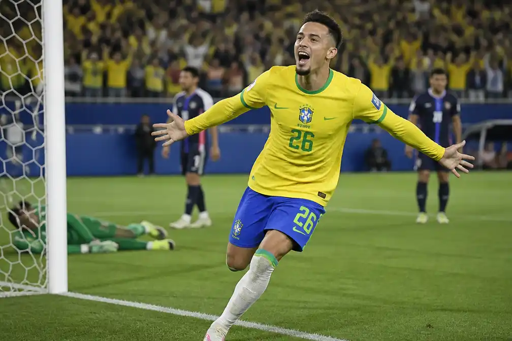 Martinelli scoort in blessuretijd, Brazilië naar achtste finales