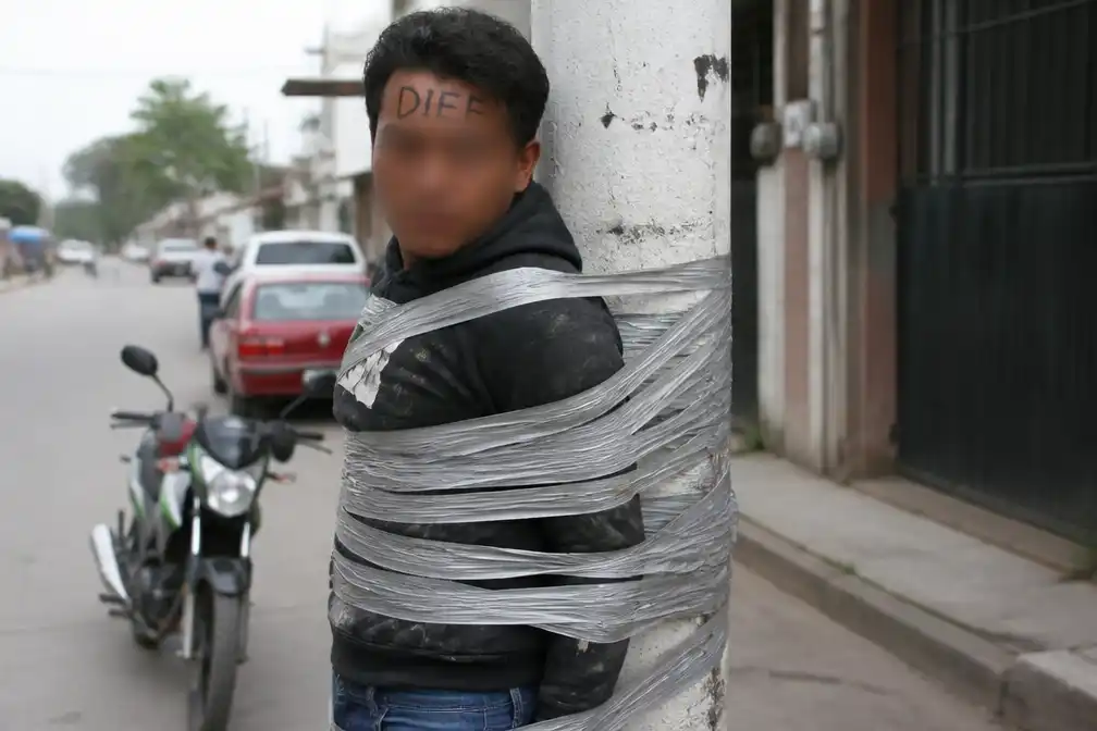 Mysterieuze burgerwacht plakt vermeende dieven vast aan lantaarnpalen in Mexico