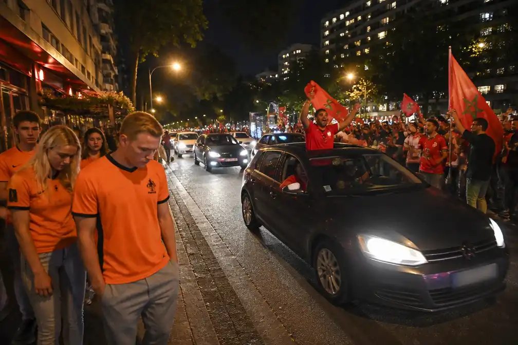 Marokko-fans vieren feest in Amsterdam, Oranjefans teleurgesteld weg