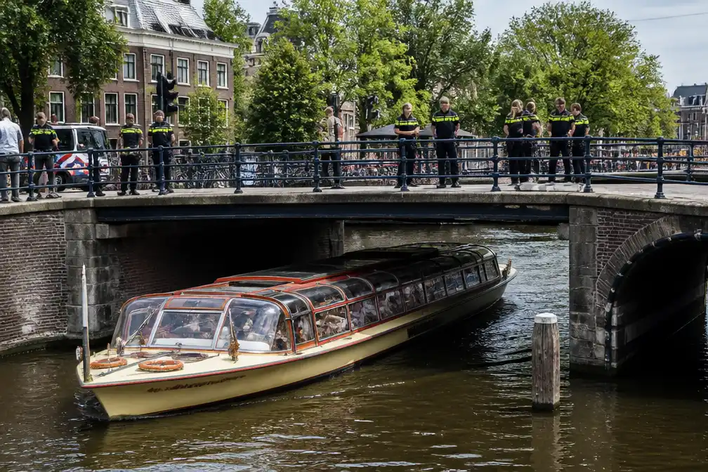 Jongen van Blauwbrug geduwd, valt op rondvaartboot; geen boete
