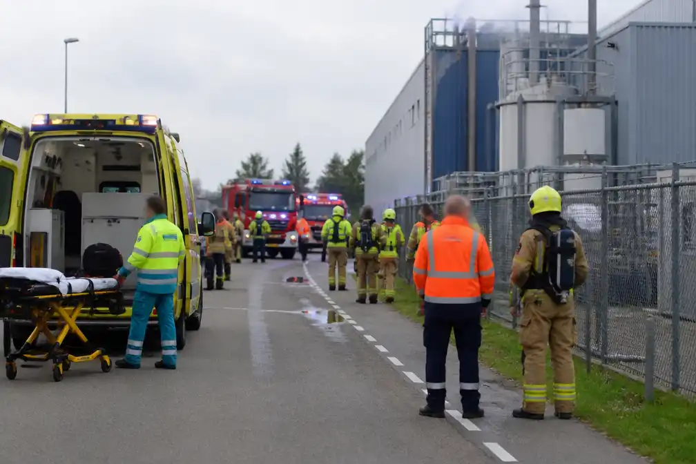 Elf gewonden door vrijgekomen gevaarlijke stof bij bedrijf in Genemuiden