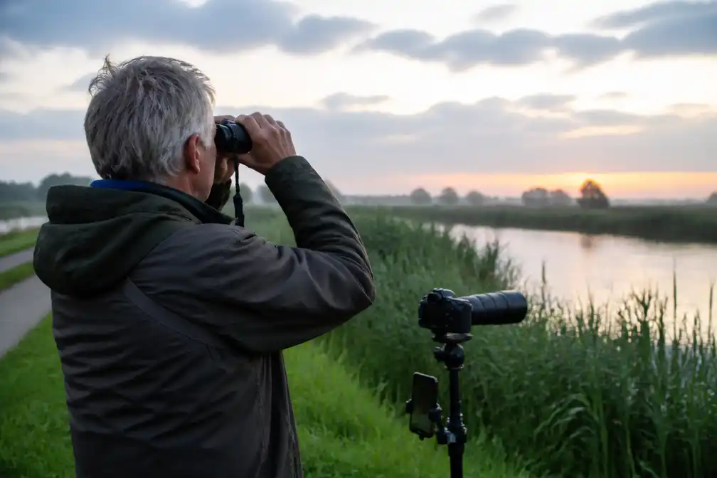 Vogelteller Rob Kugul uit Stadskanaal telt elke twee weken vogels voor de wetenschap