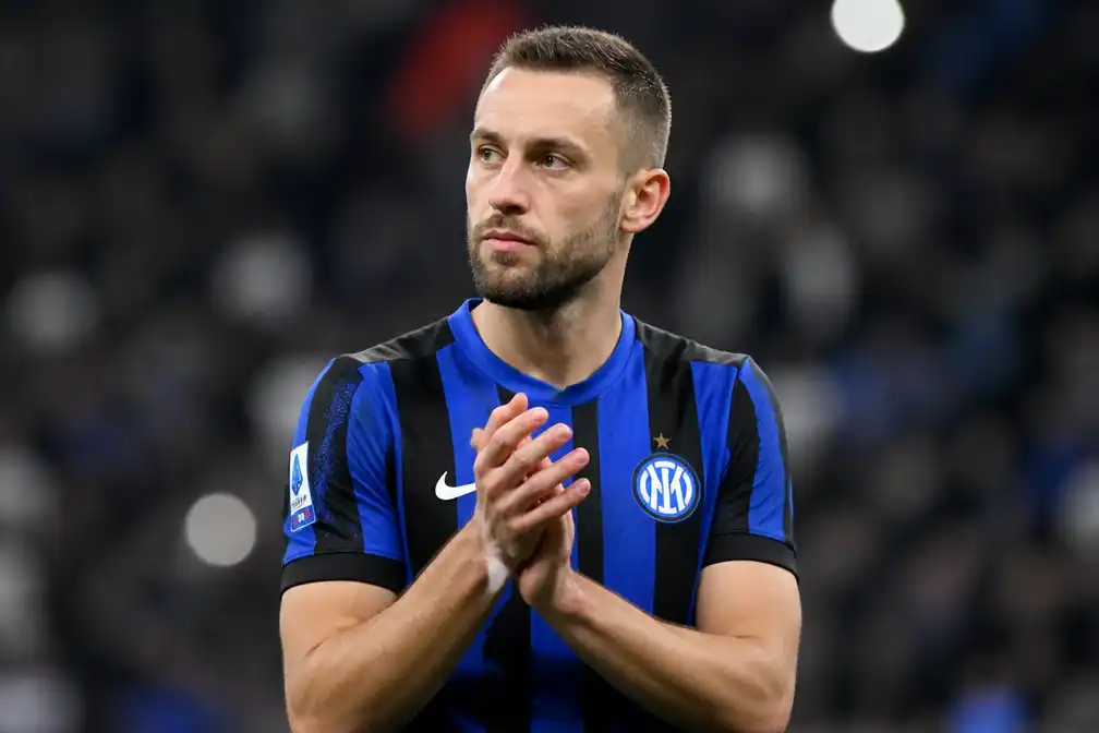 Stefan de Vrij vertrekt na acht seizoenen bij Inter, club brengt eerbetoon