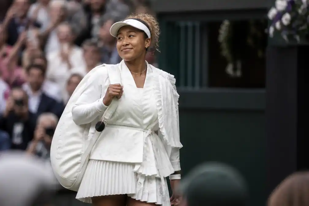 Naomi Osaka valt op met witte outfit op Wimbledon 2026