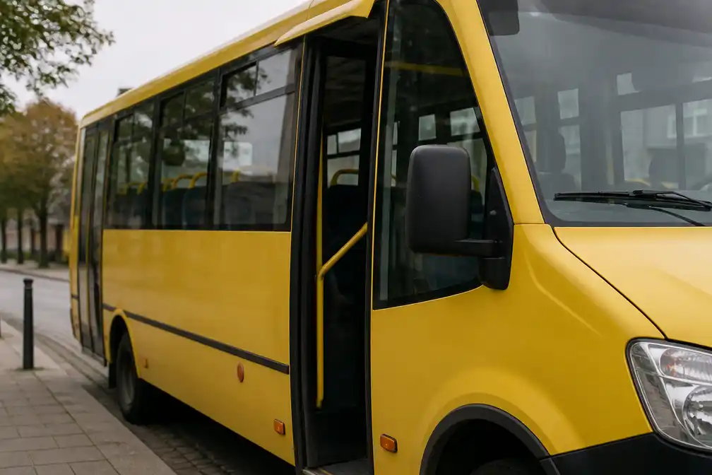 Jongen (12) urenlang opgesloten in schoolbus nadat hij werd vergeten door chauffeur en begeleidster