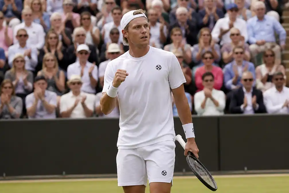 Jesper de Jong knokt zich in vijfsetter naar tweede ronde Wimbledon