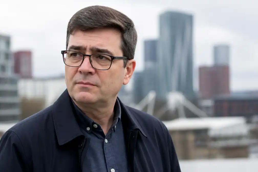 Andy Burnham ontkent bewering dat hij eerste vrouwelijke premier wordt, onder druk over gendergelijkheid