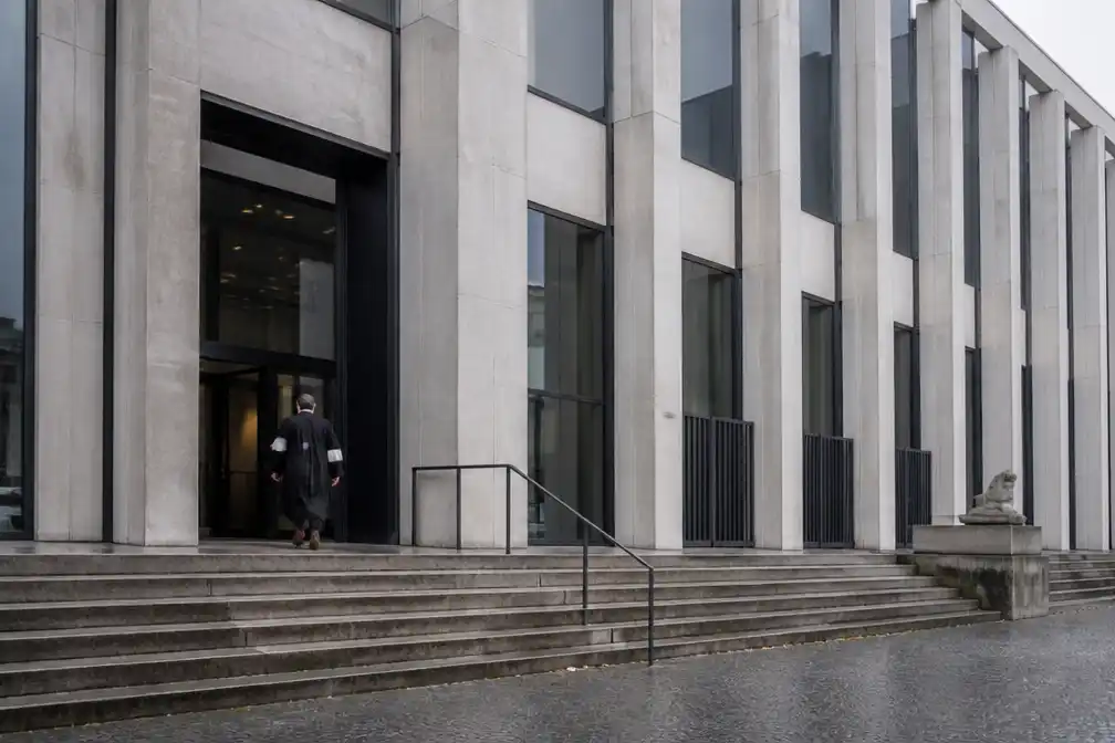 Raadkamer Kortrijk laat drugsverdachte vrij wegens mislukt gevangenentransport, parket in beroep